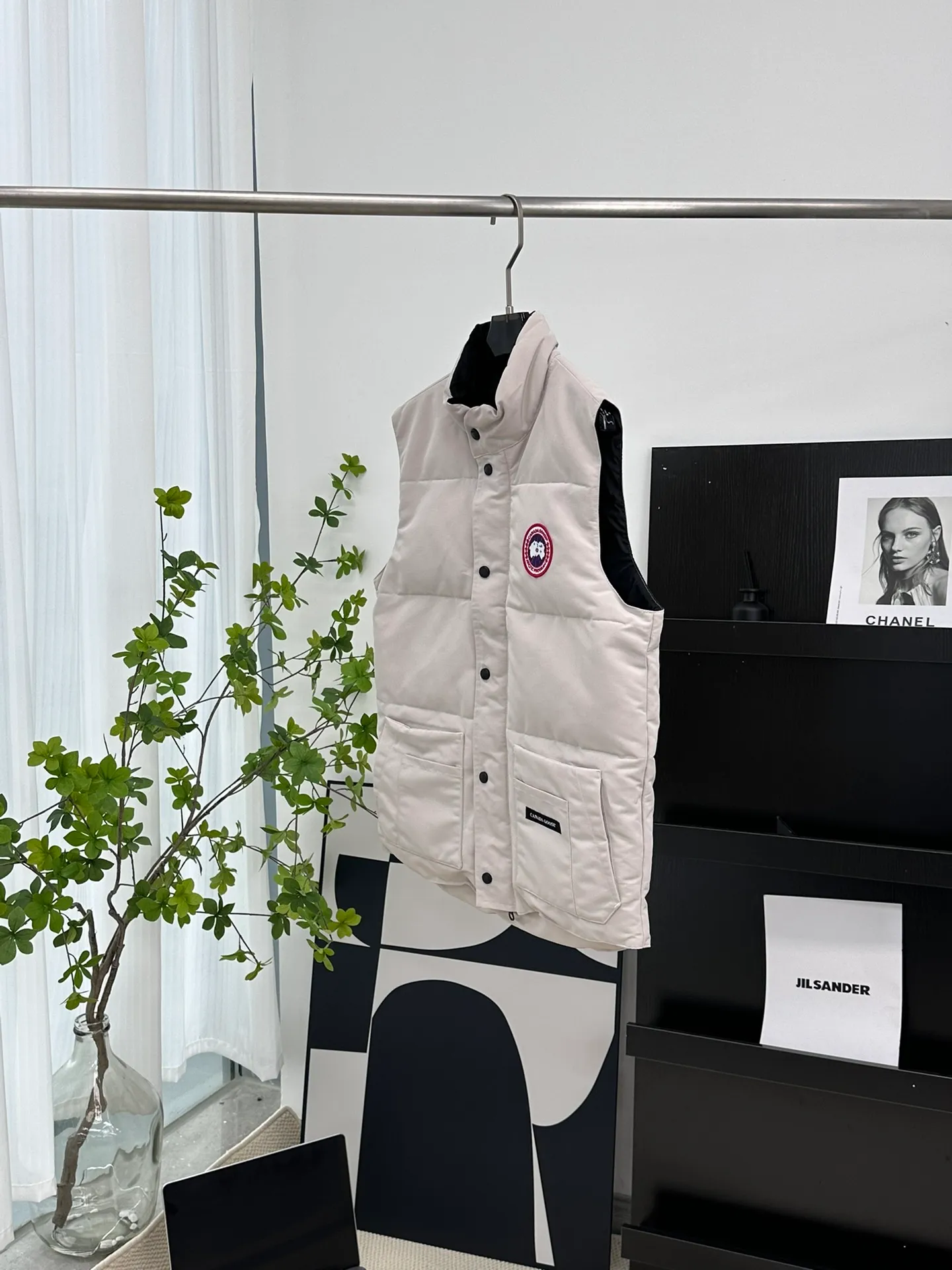 P380 [𝗖𝗮𝗻𝗮𝗱𝗲 𝗚𝗼𝗼𝘀𝗲] Canada Goose Couple Vest for Men and Women. 1⃣️Imported Behringer embroidery machine customized 10,000-needle embroidery logo 2⃣️Imported 18-count polyester-cotton blended original fabric 3⃣️Authentic official website synchronized with the new national standard 80% white duck down 4⃣️100% nylon nylon lining with double double-layer sealing design 5⃣️Yoshida YKK customers provide original factory customized electroplating sliders 6⃣️All auxiliary materials and hardware are disassembled and customized! 1:1 restore the official website Color: off-white, leather pink, bright red, sapphire blue, navy blue, black 𝗦𝗜𝗭𝗘:𝗫𝗦-𝗫𝗫𝗟